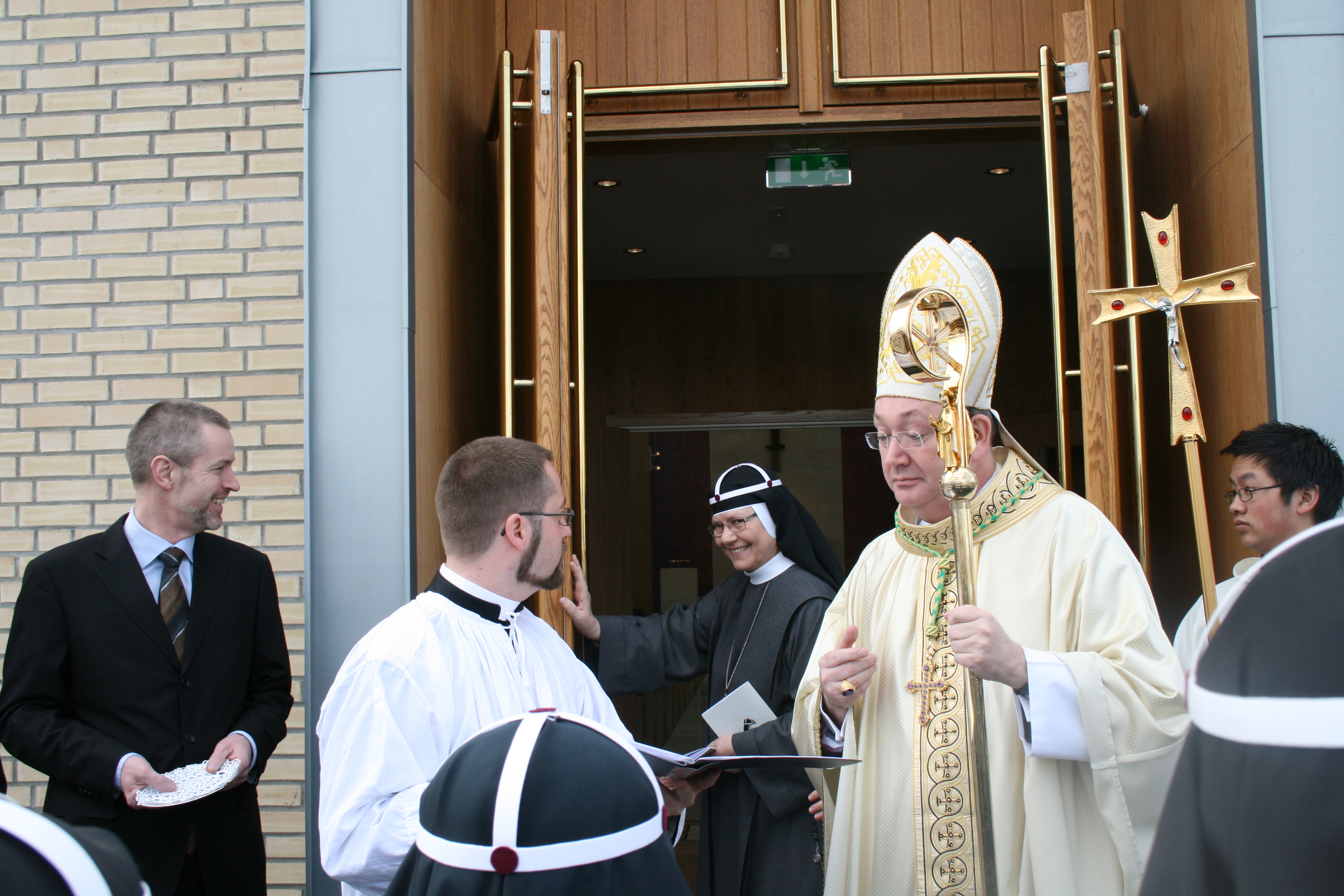 Fra venstre: Arkitekt Lars Meland, pater Fredrik Hansen, moder Tekla Famiglietti og biskop Bernt Eidsvig.
